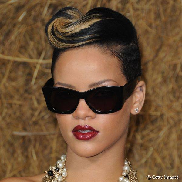 Para a Semana de Moda de Paris 2009, Rihanna usou um batom vinho com fundo marrom, bem cremoso
